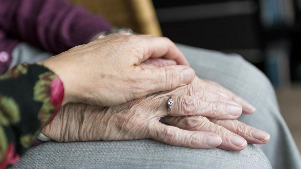 Las manos de una madre y su hija, entrelazadas
