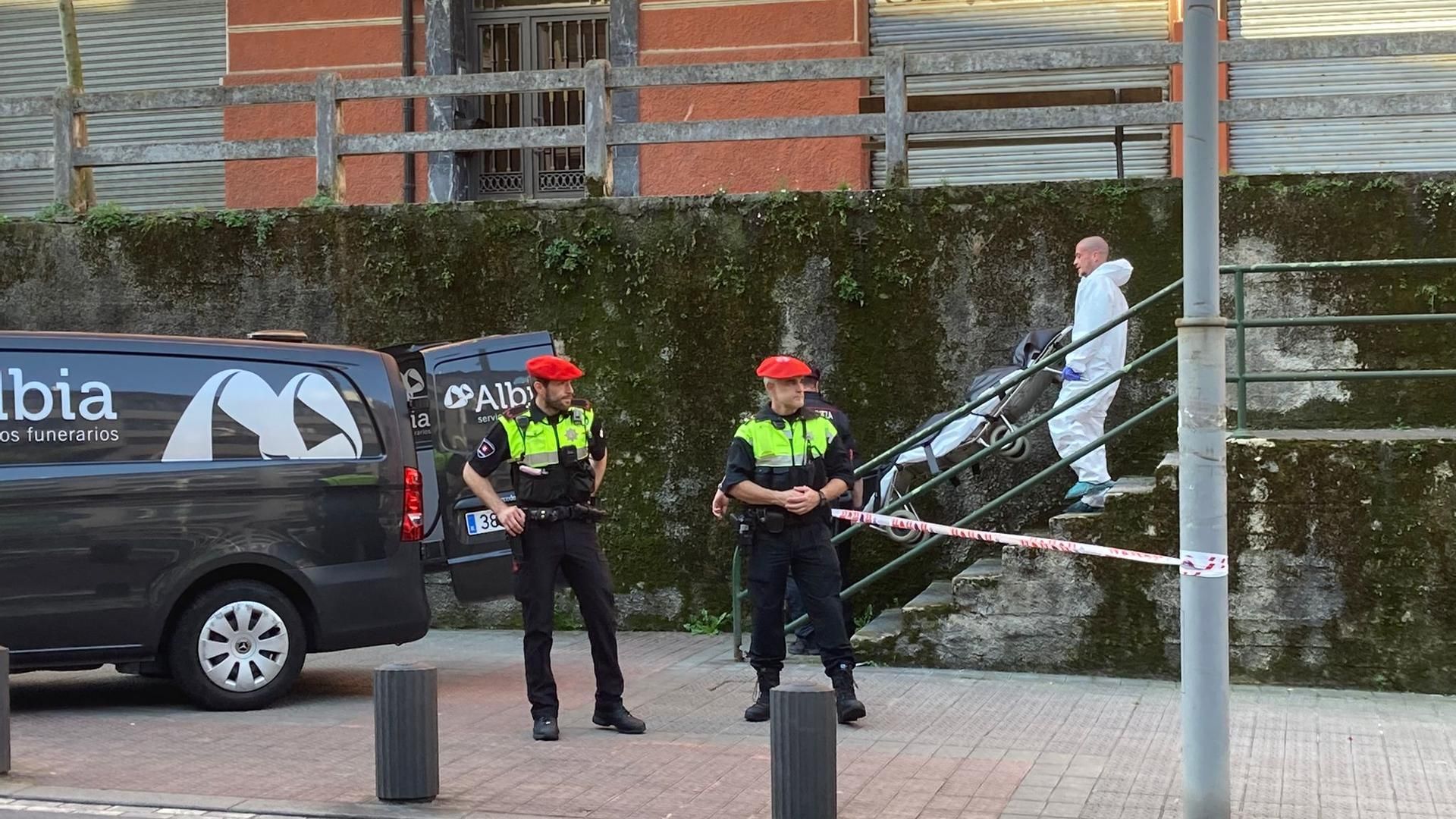 Los servicios funerarios trasladaban los cuerpos de la niña y su padre
