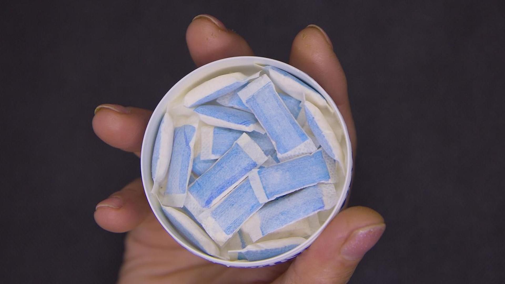Los jóvenes cambian el tabaco por el 'snus', sacos de nicotina que se colocan en las encías