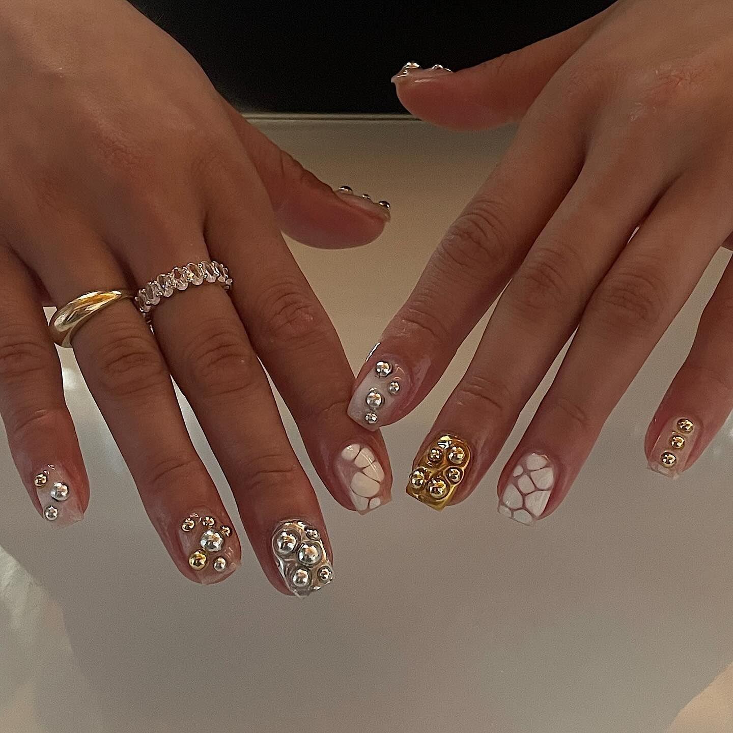 Manicura tridimencional con detalles dorados