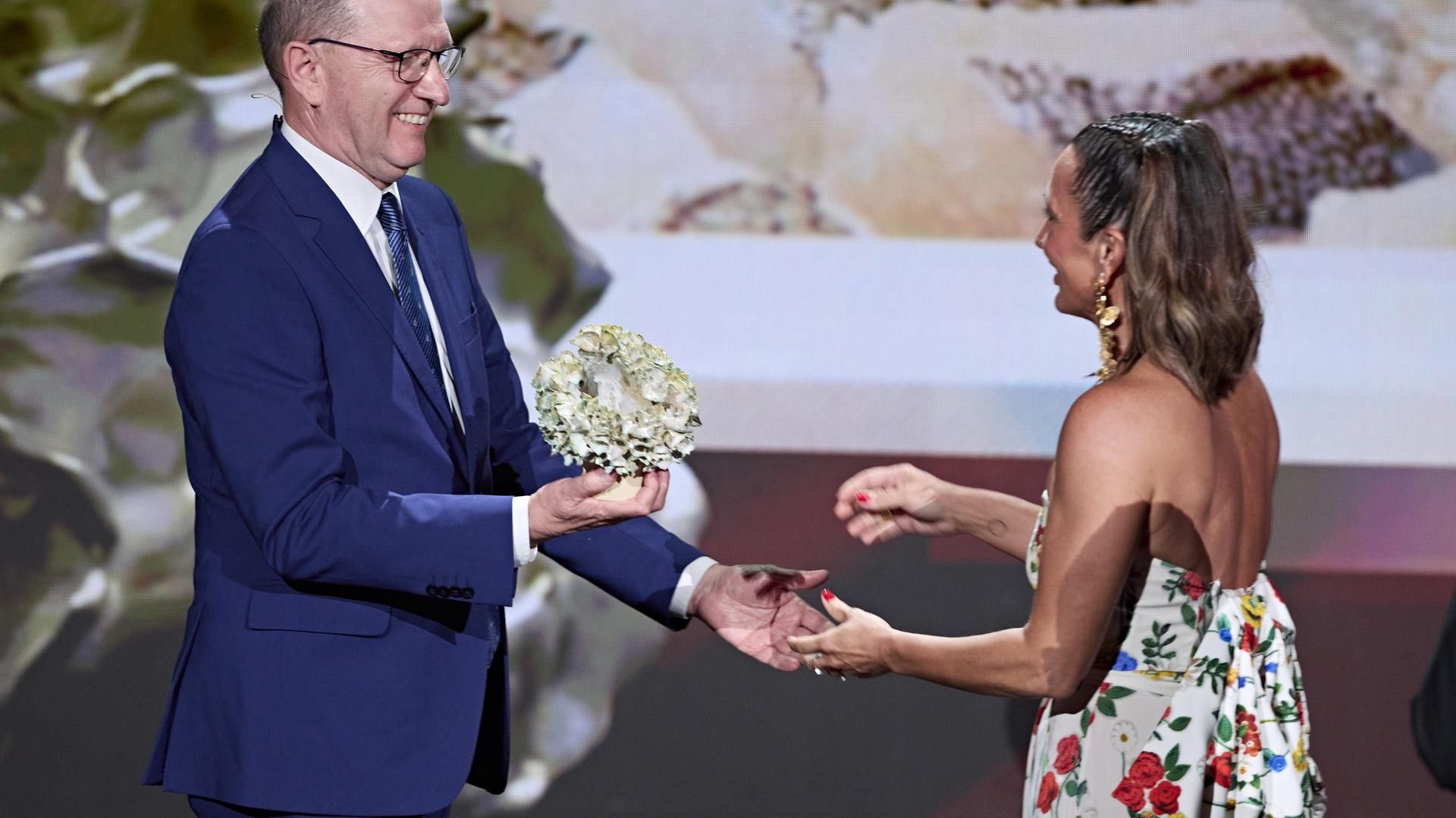 Manuel Villanueva entrega el Premio Especial 2025 a Begoña Rodrigo y Ricard Camarena
