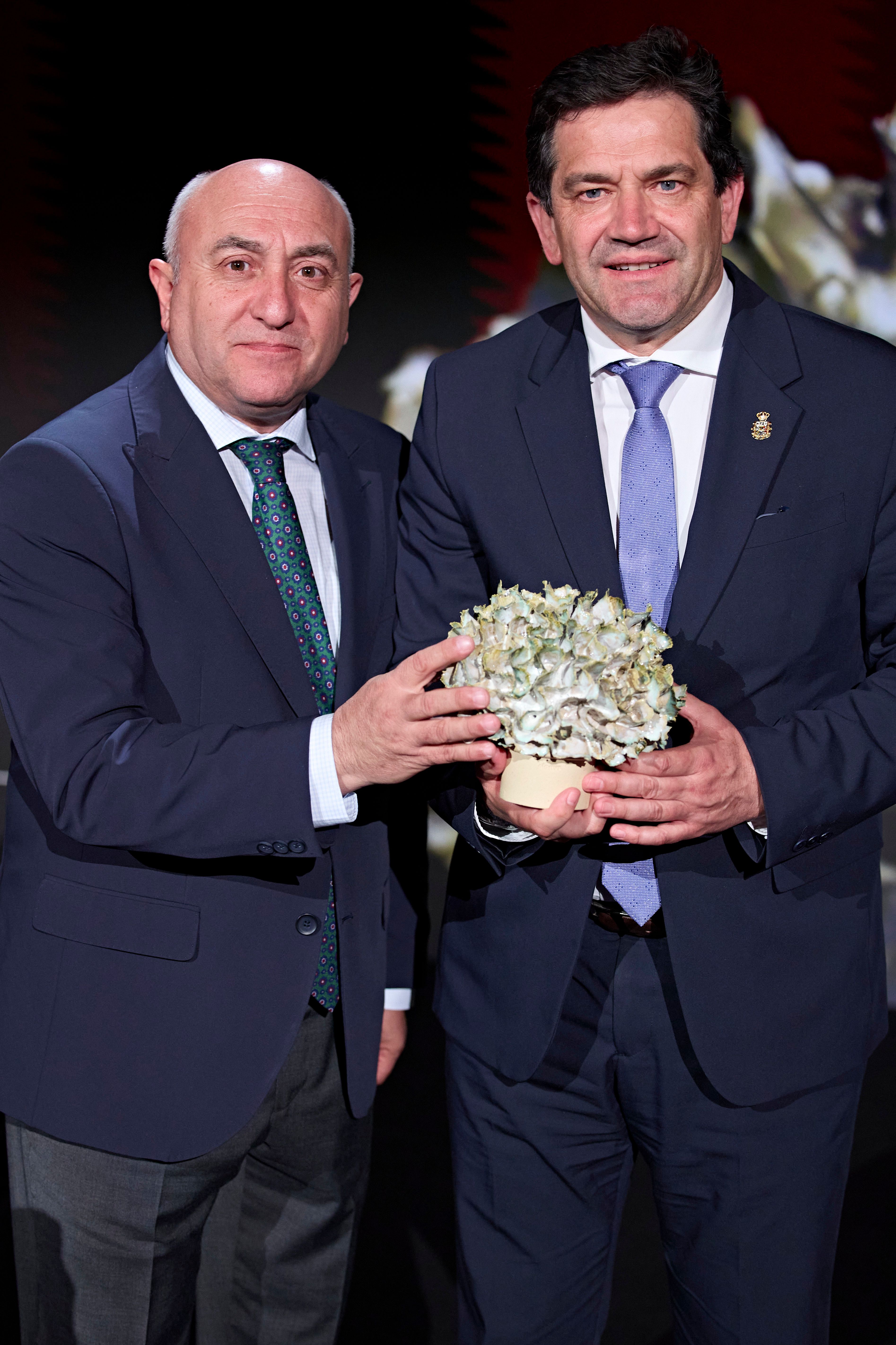 Florencio Rodríguez (Vicepresidente de Asicaza y director de Venari) y Miguel Ángel Valverde (Presidente de la Diputación de Ciudad Real) con el Premio Planes Gourmet a Mejor proyecto de formación gastronómica
