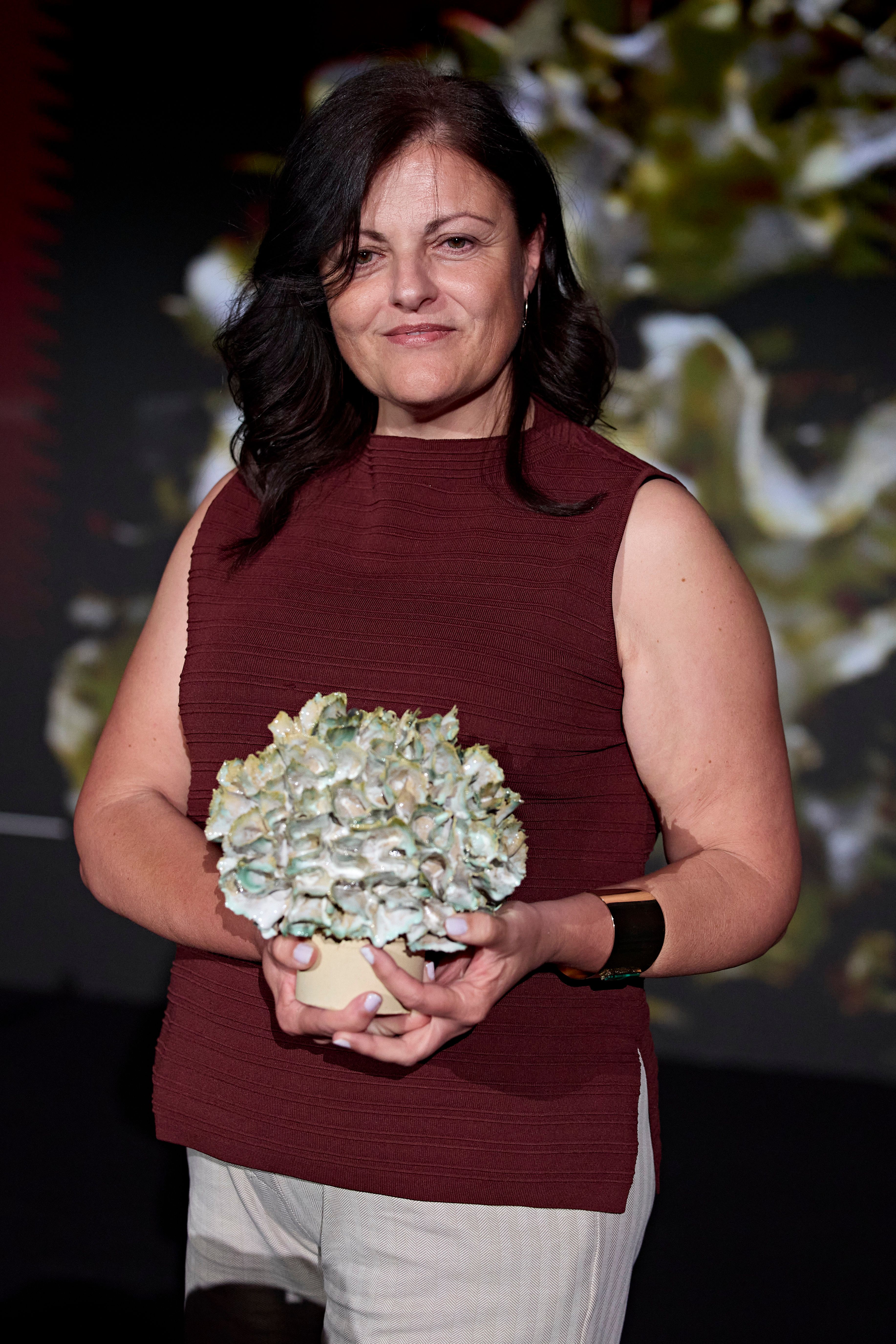 Valentina Cabra, presidenta de la Asociación Caminos del Azafrán de Castilla-La Mancha, con el Premio Planes Gourmet a Mejor ruta gastronómica