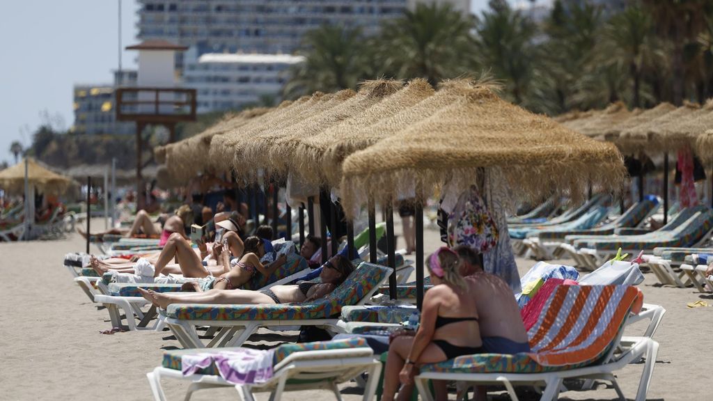 Turistas este jueves en la playa del Bajoncillo de Torremolinos, Málaga