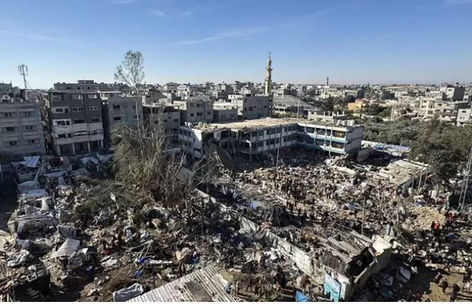 Un ataque israelí mata a 14 palestinos, cinco niños, cerca de la zona de desplazados de Al Mauasi