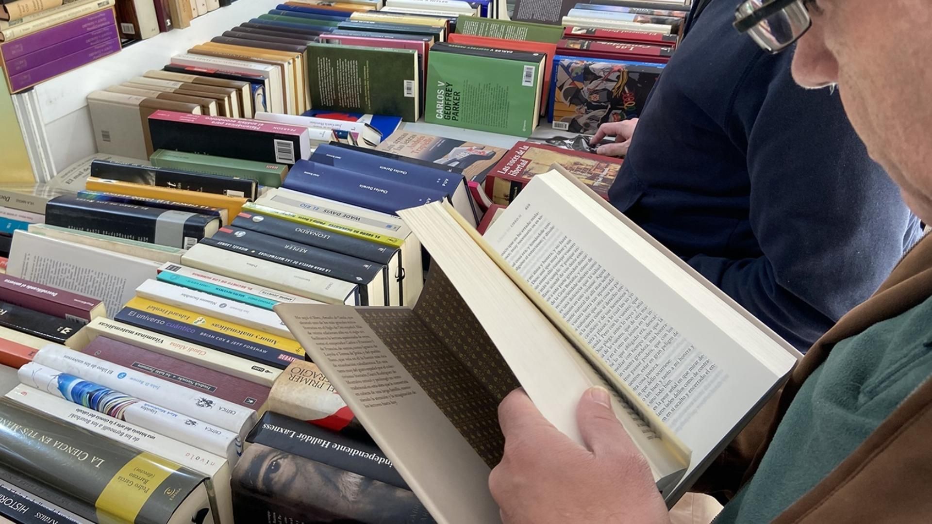 Un visitante de la Feria del Libro de Madrid