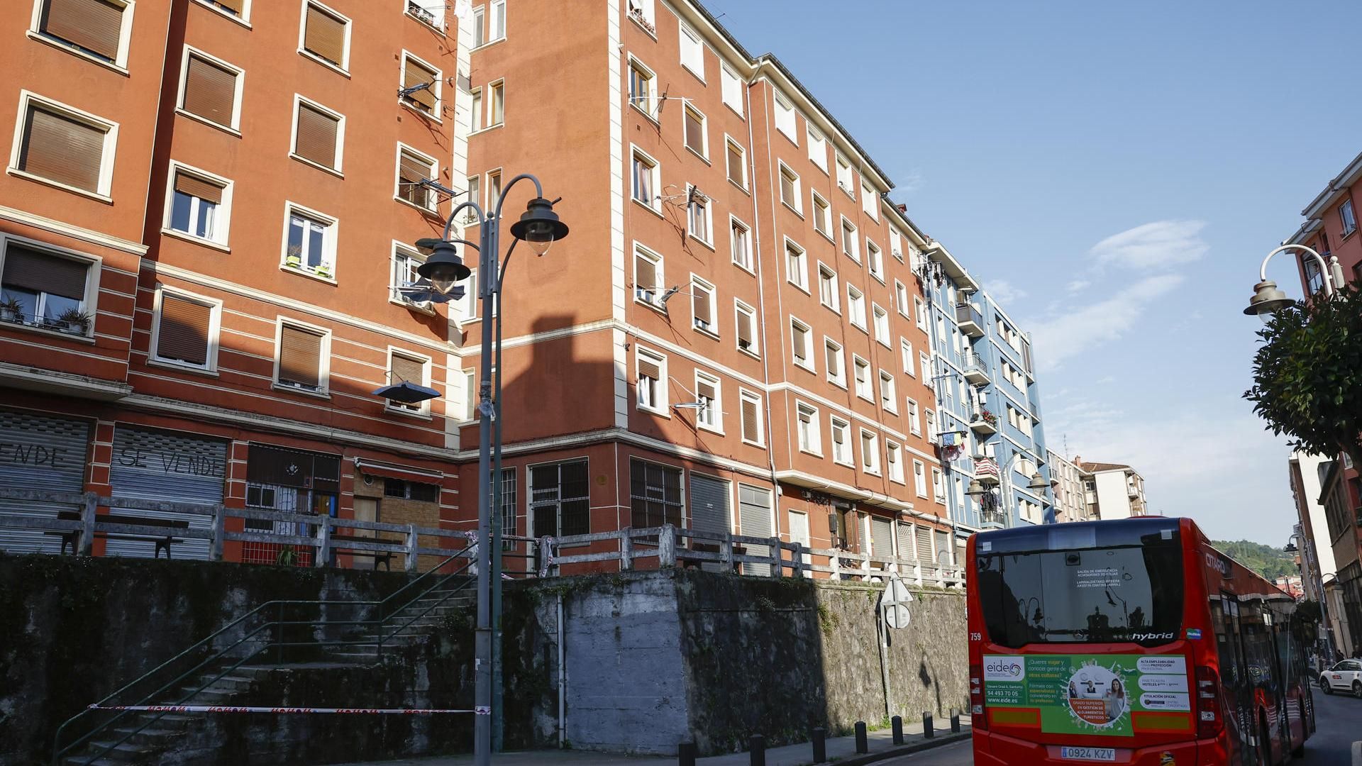 Una niña de 13 años y su padre muertos y la madre herida en su domicilio de Bilbao