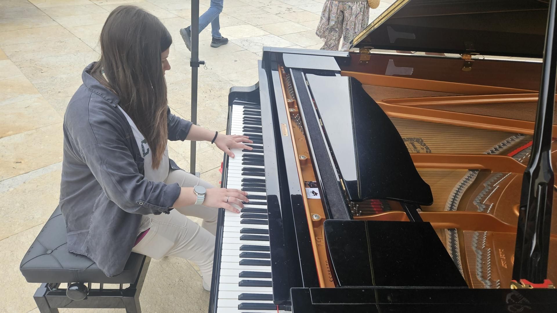 Una pianista esta mañana tocando en una calle bilbaína