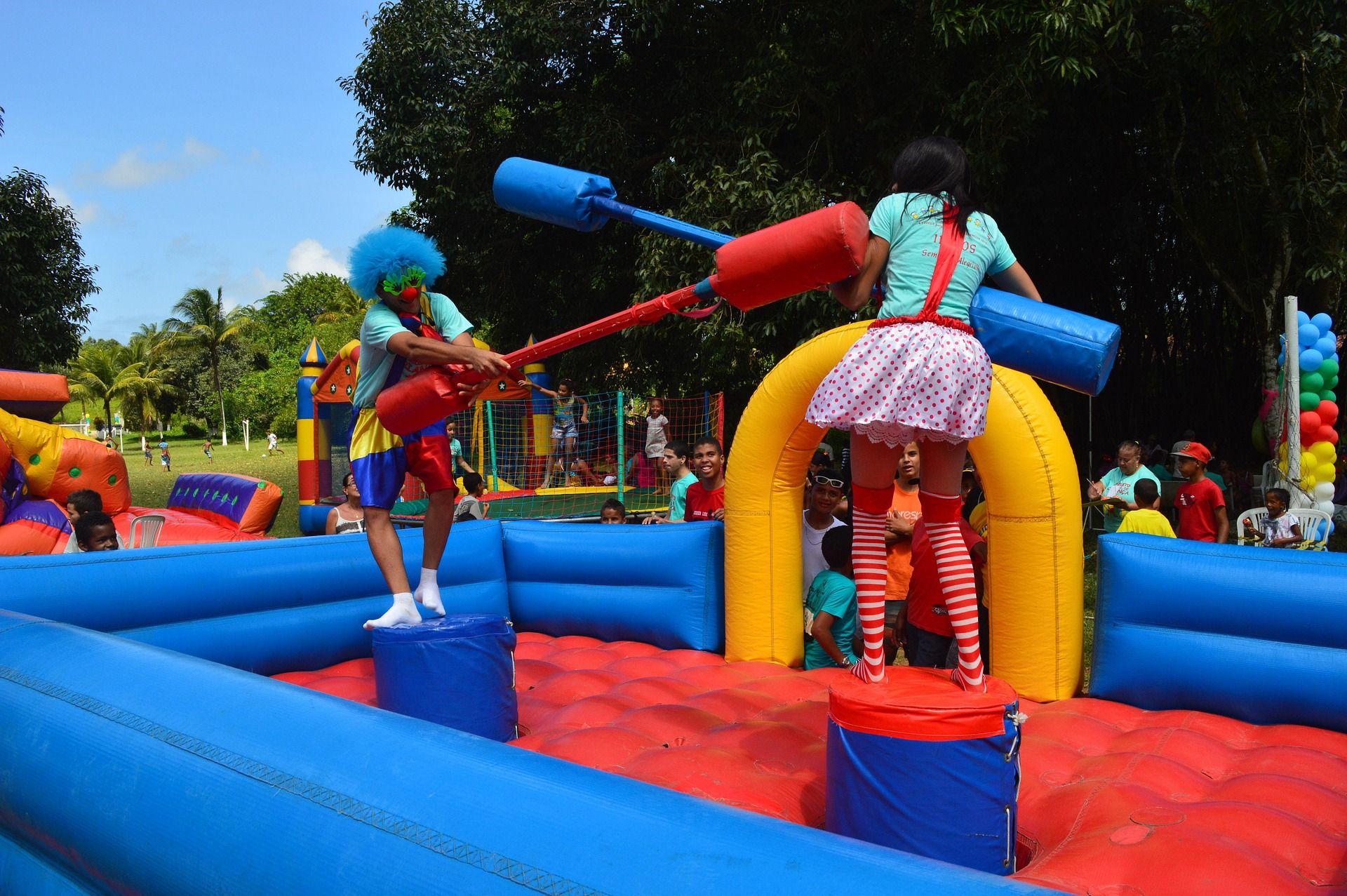 Unos niños juegan en un parque hinchable