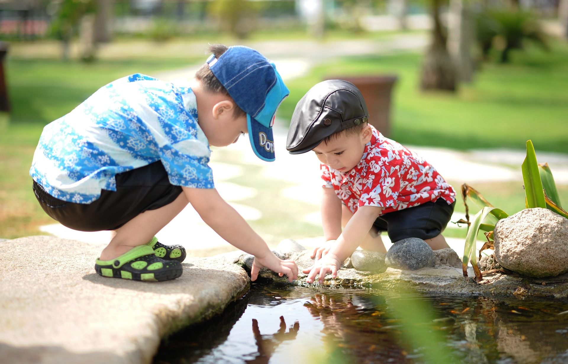 Unos niños se distraen en un parque durante el verano
