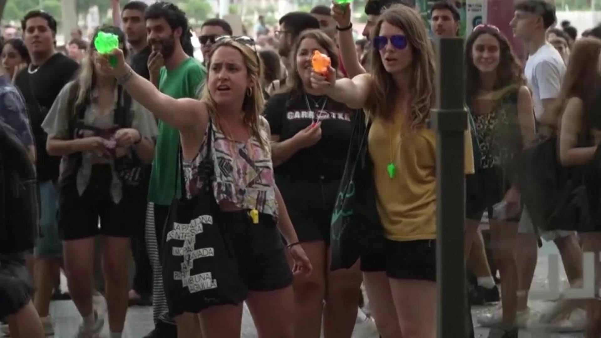Vecinos de Barcelona protestan contra la masificación turística de la ciudad