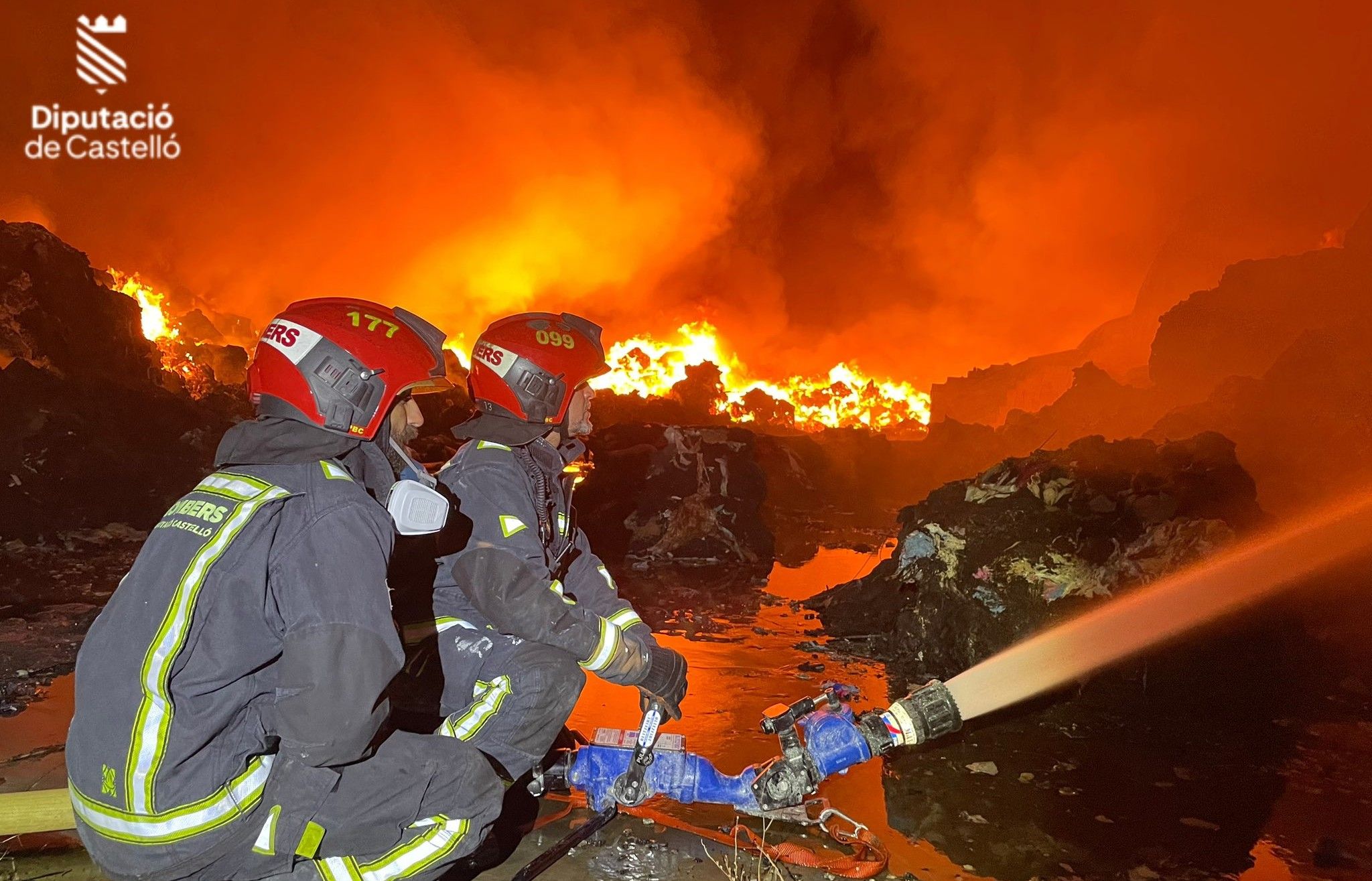 Bomberos trabajando en un incendio en Almassora
