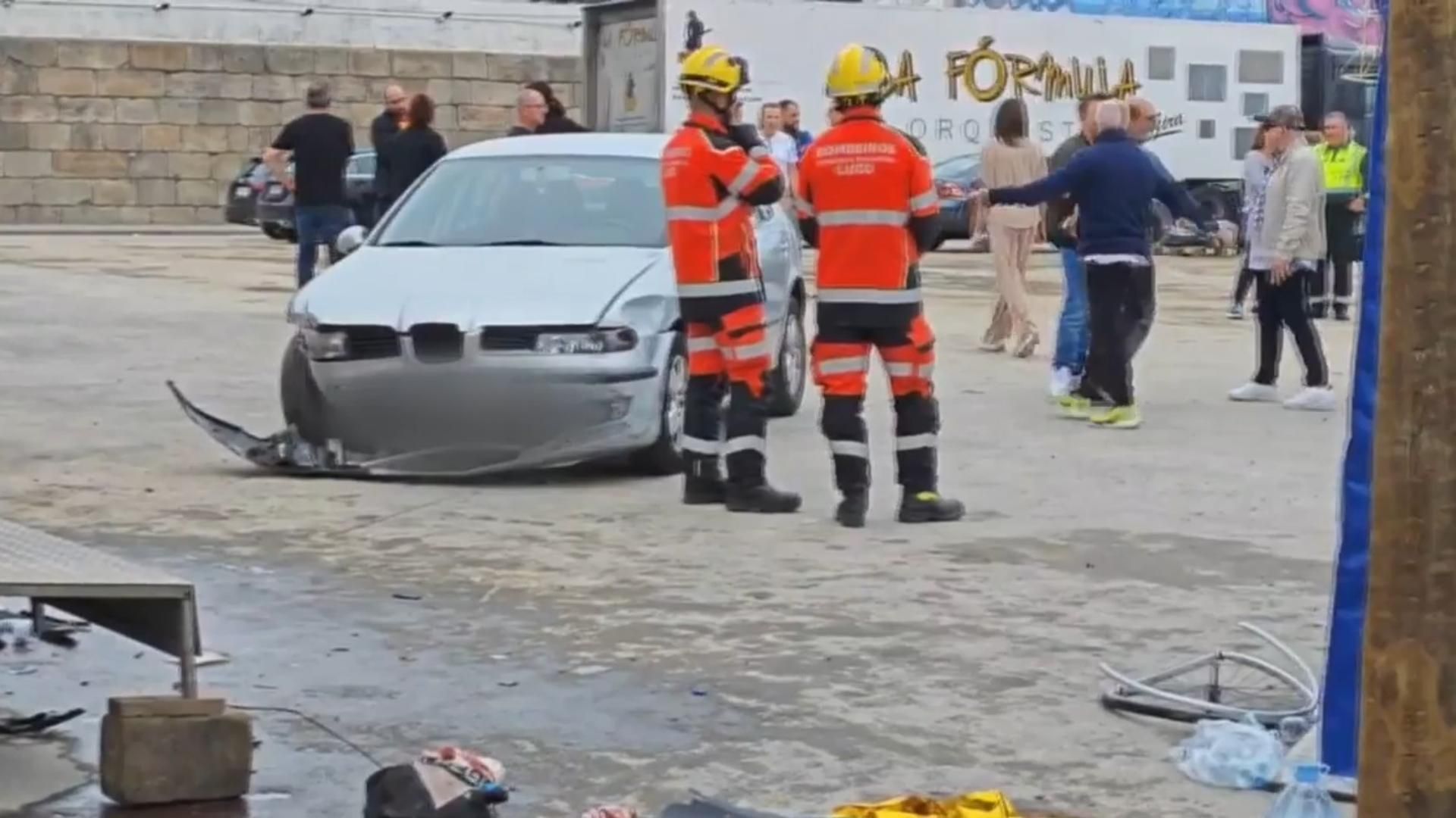Bomberos y coche implicado en el atropello en Burela, Lugo