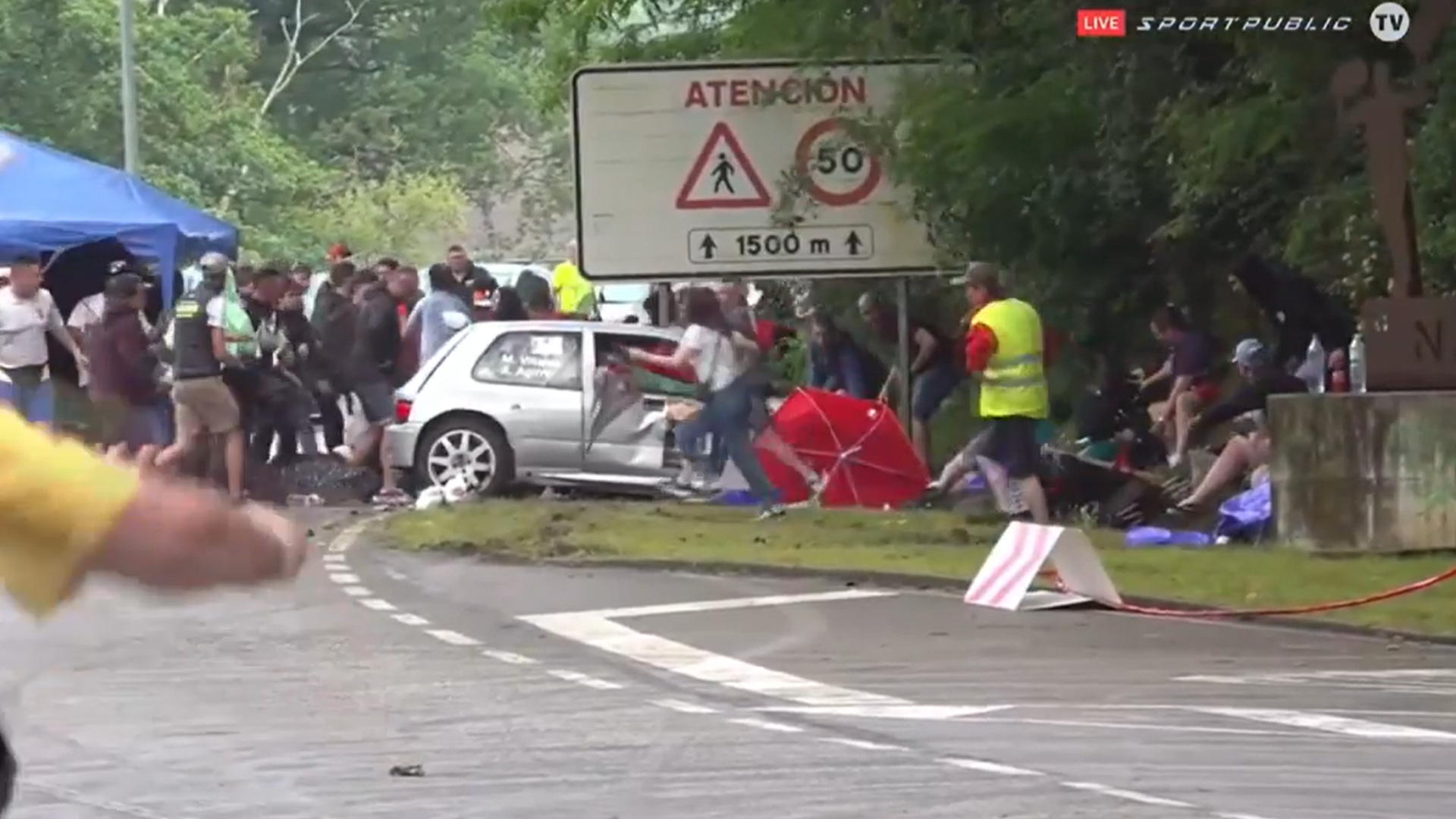 Duras imágenes del momento del atropello múltiple en el Rallye de Hoznayo: hay nueve evacuados