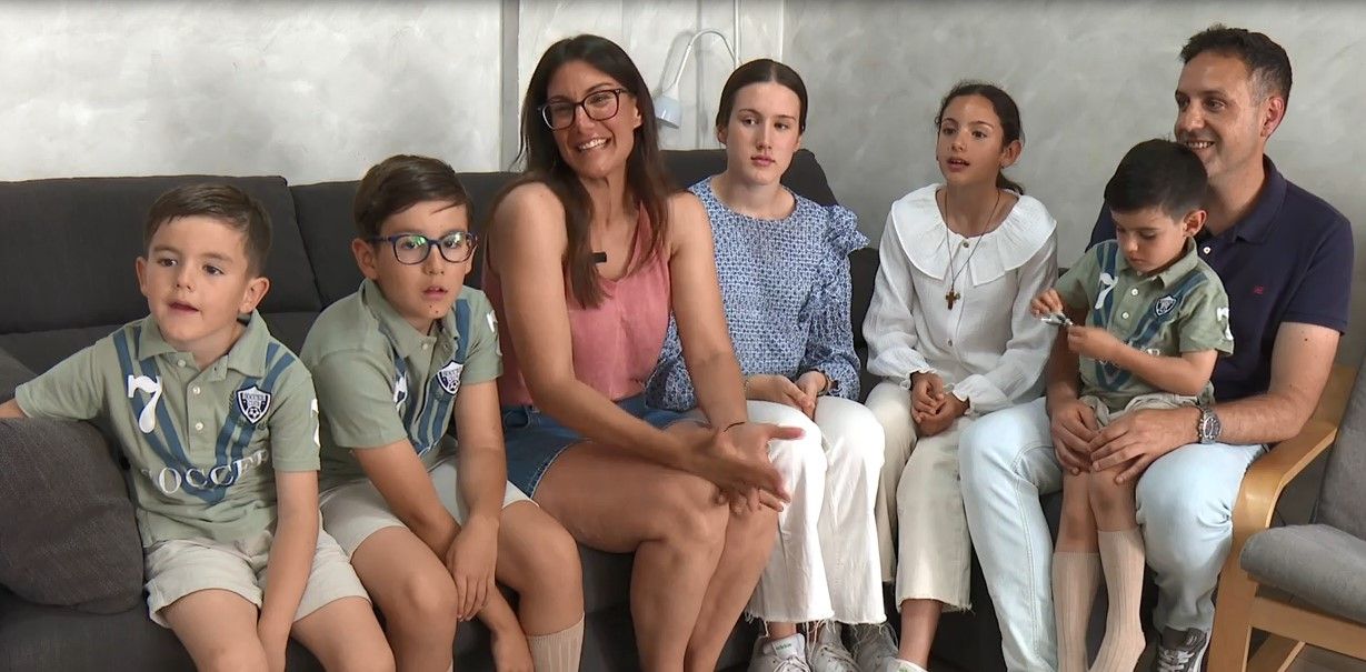 En la familia Martín Ibáñez, si ya son muchos, acogen a una más en su hogar,