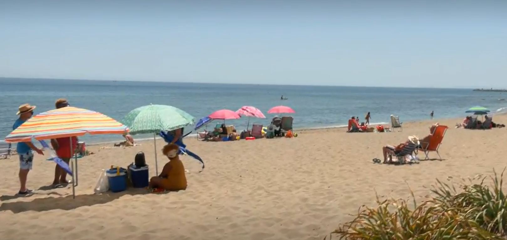 Prohibido fumar en 700 de las 3.600 playas de España: ¿a qué multas te enfrentas si te saltas la norma?