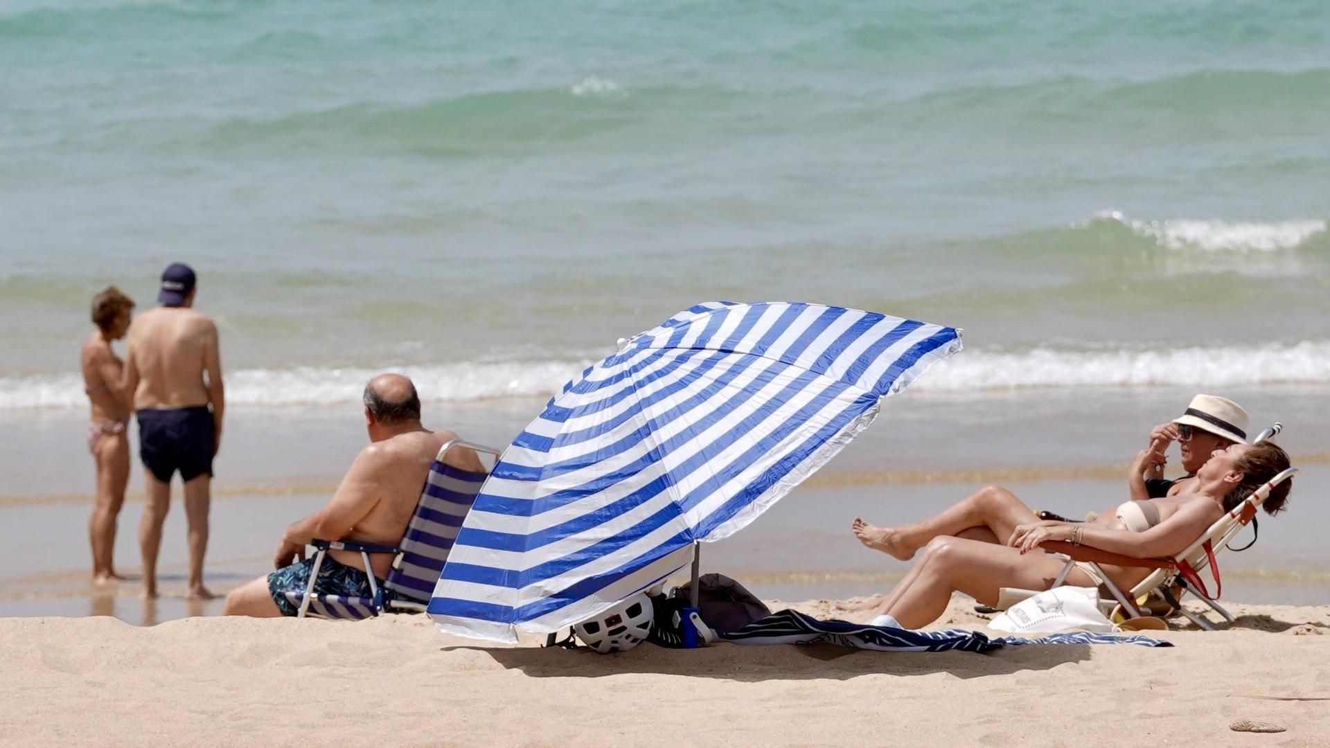 Prohibido fumar en 700 de las 3.600 playas de España: las multas si te saltas la norma