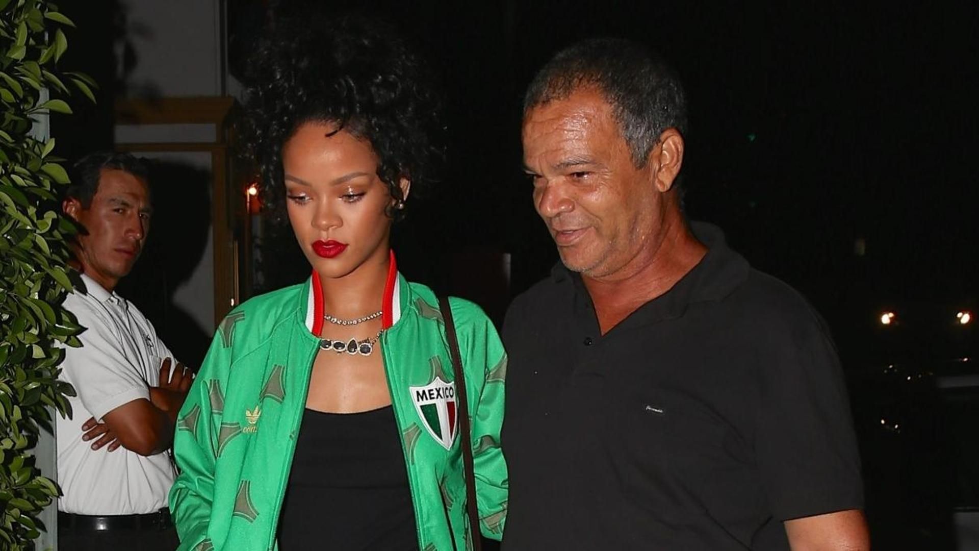 Rihanna y su padre, Ronald Fenty, en Santa Mónica, California