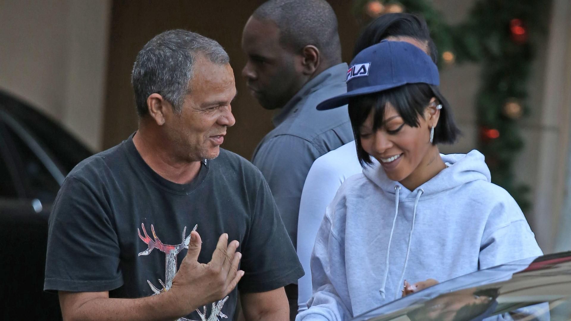 Ronald Fenty y Rihanna paseando por la calle