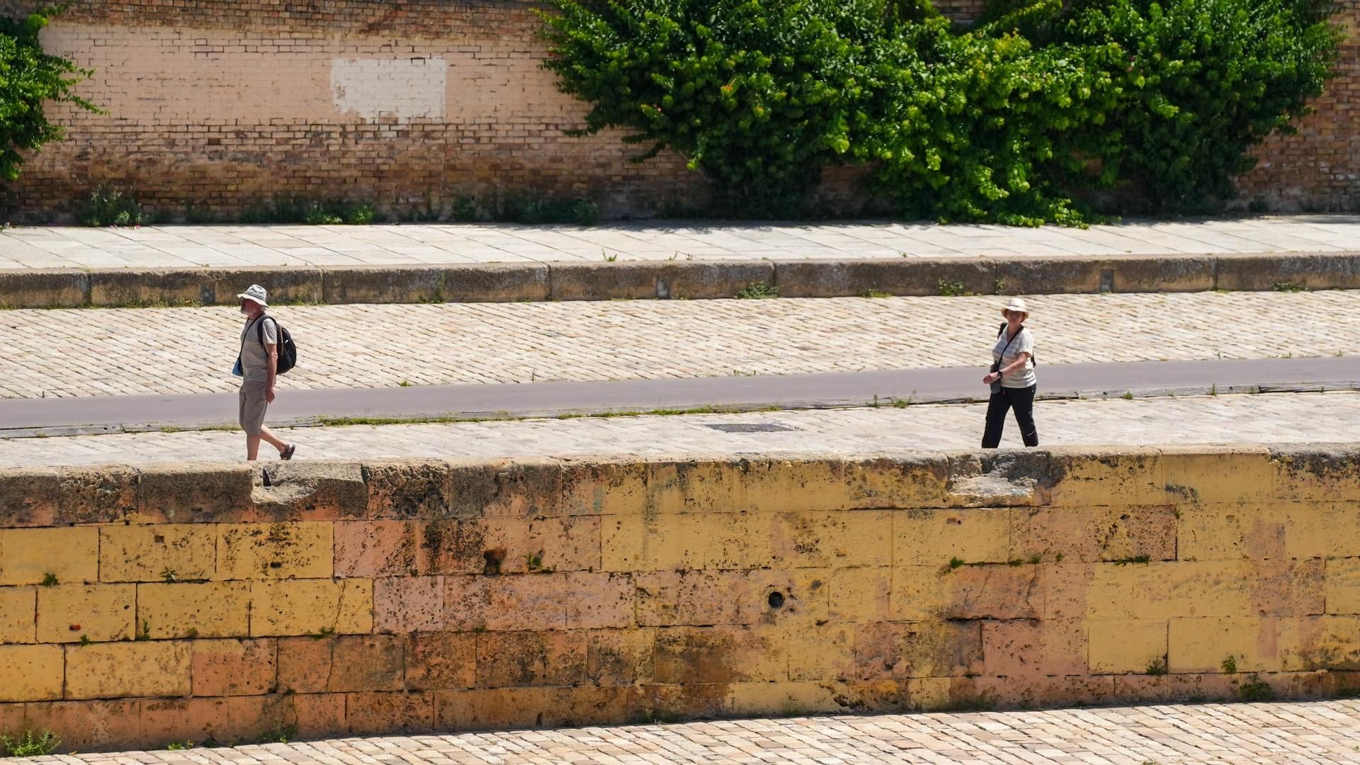 Turistas paseando por Sevilla