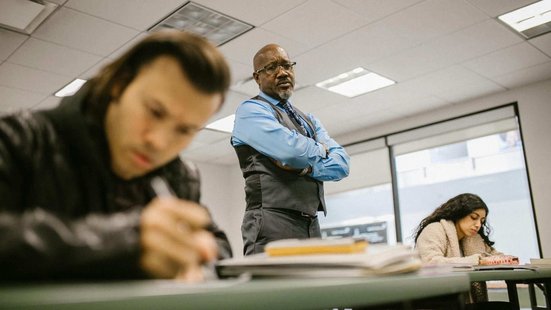 Un profesor vigilando el examen de sus alumnos