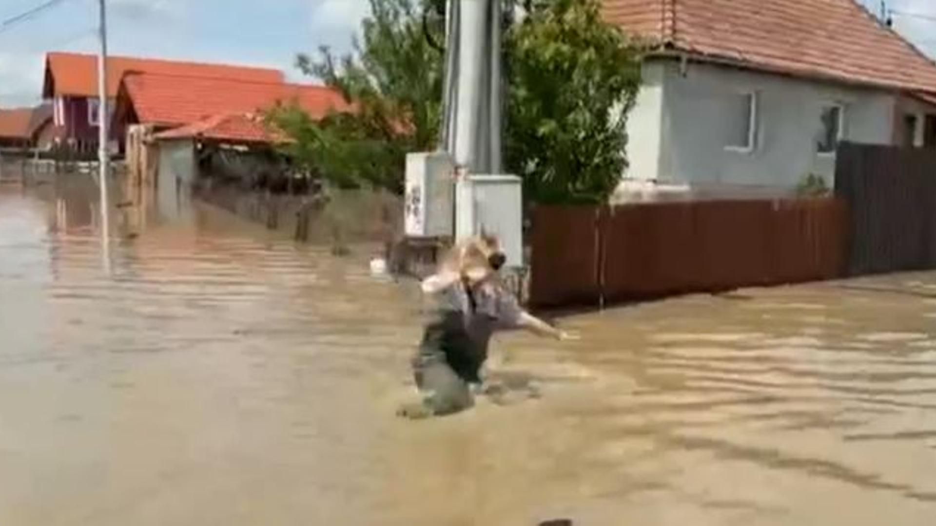 Una periodista 'desaparece' en directo cuando informaba de las inundaciones en Rumanía
