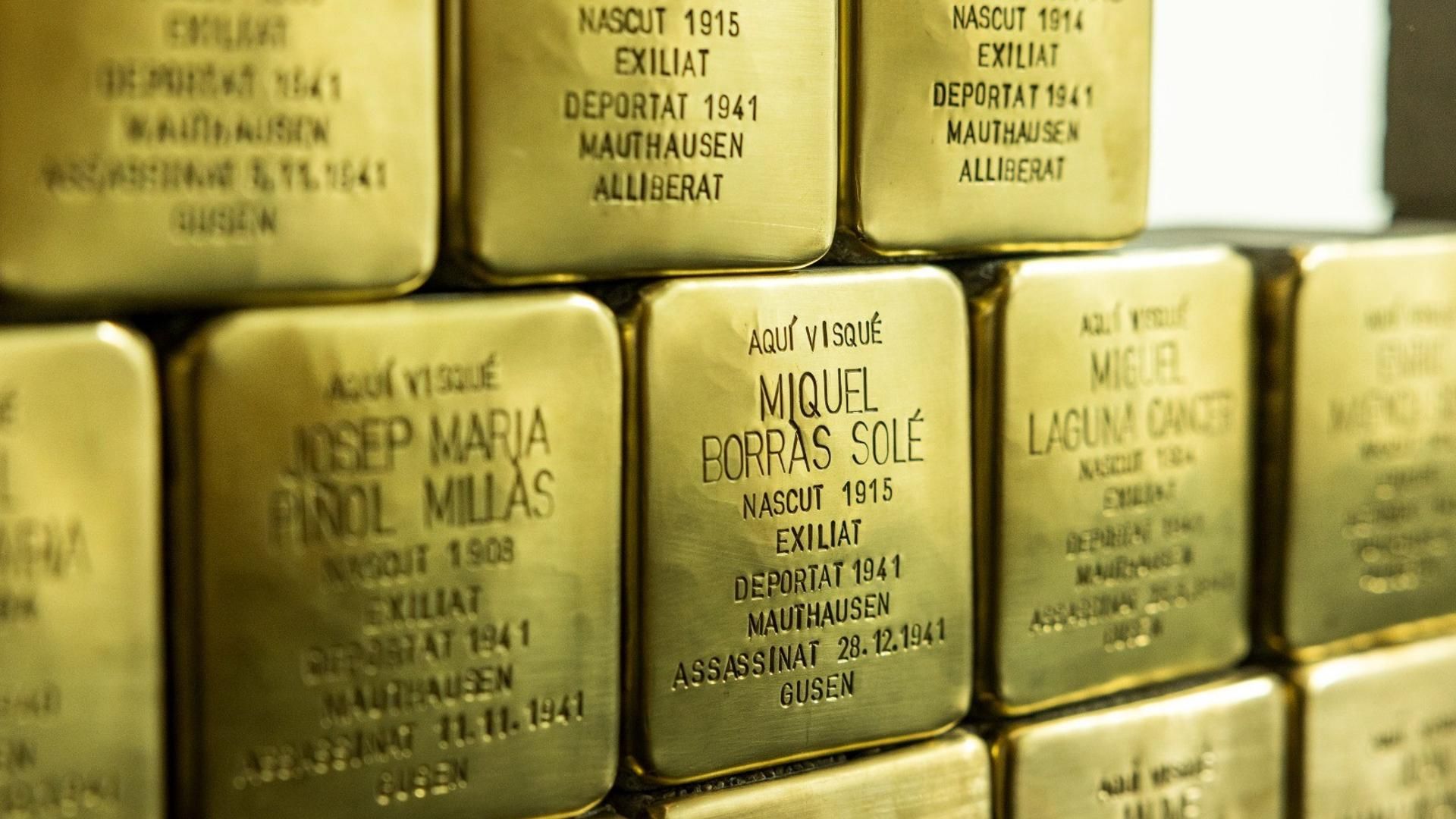 Archivo - Adoquines para homenajear a las personas que fueron deportadas desde Cataluña a los campos de concentración nazis.