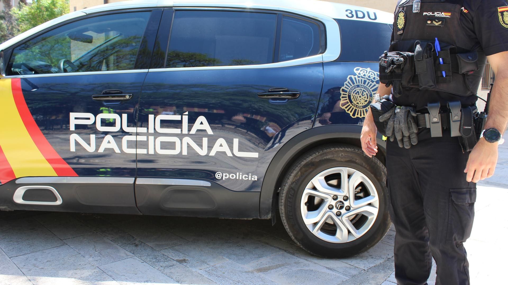 Archivo - Imagen de recurso: vehículo y agente de la Policía Nacional.
