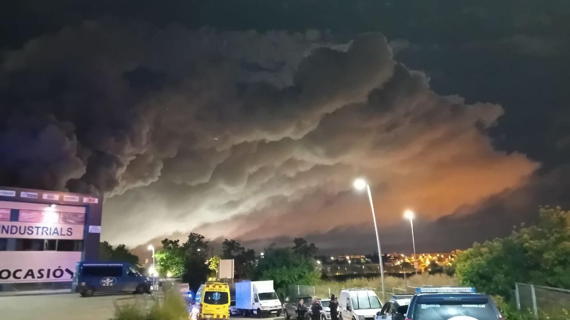 Un incendio con nube tóxica confina Vilanova, Cubelles, Sant Pere de Ribes, Cunit y Calafell