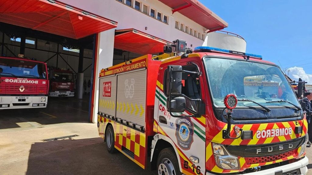 Archivo - Camión del Consorcio Provincial de Bomberos de Huelva.