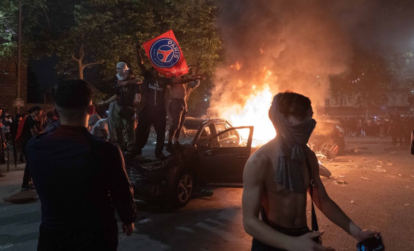 Aficionados del PSG, subidos en un vehículo destrozado