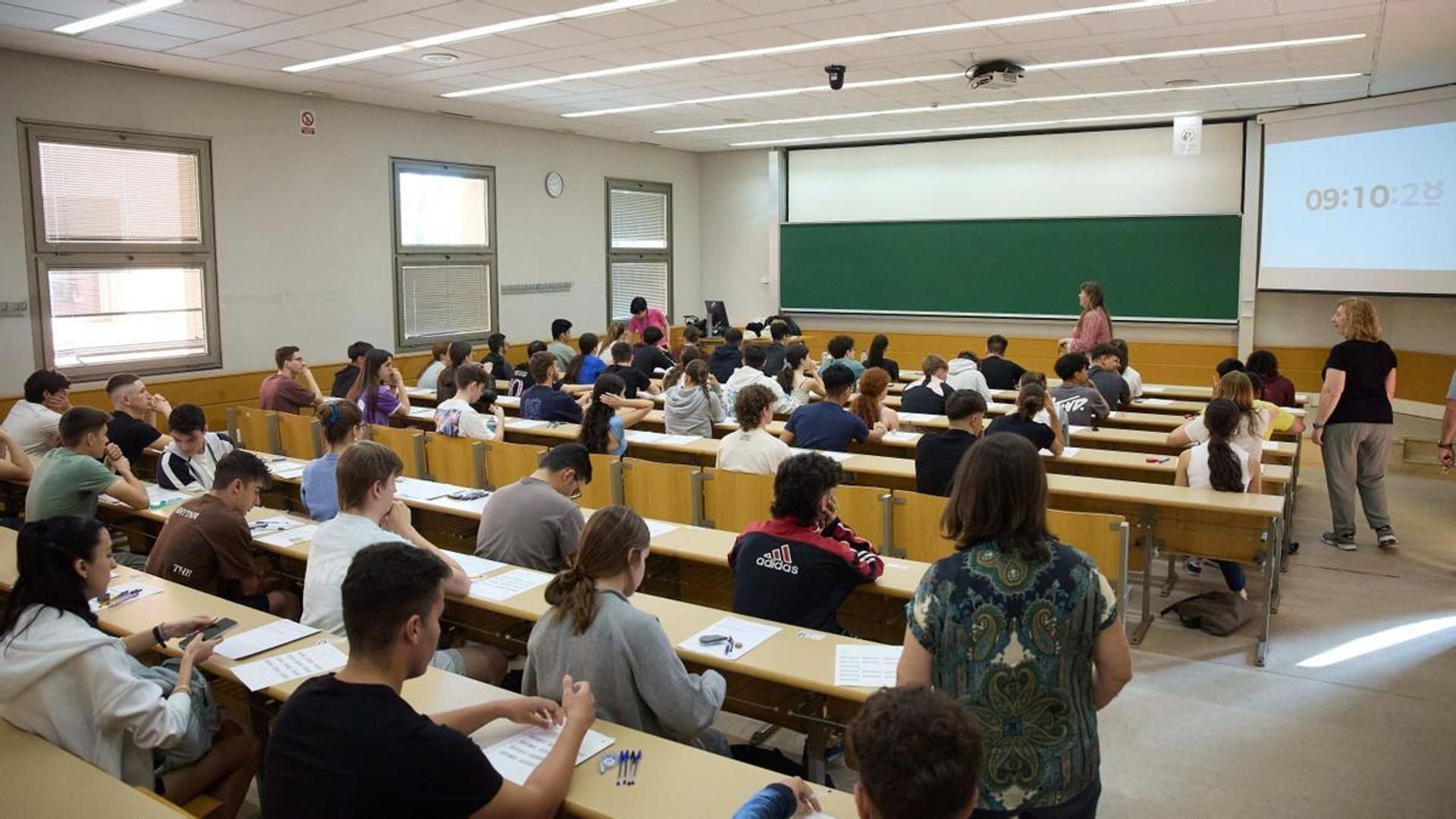 Alumnos en un aula antes de comenzar un examen de la EvAU