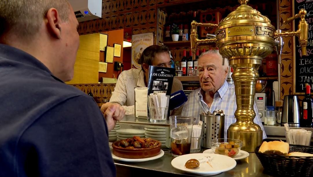 Amadeo, el rey de los caracoles: llegan clientes de todo el mundo hasta su taberna en el centro de Madrid