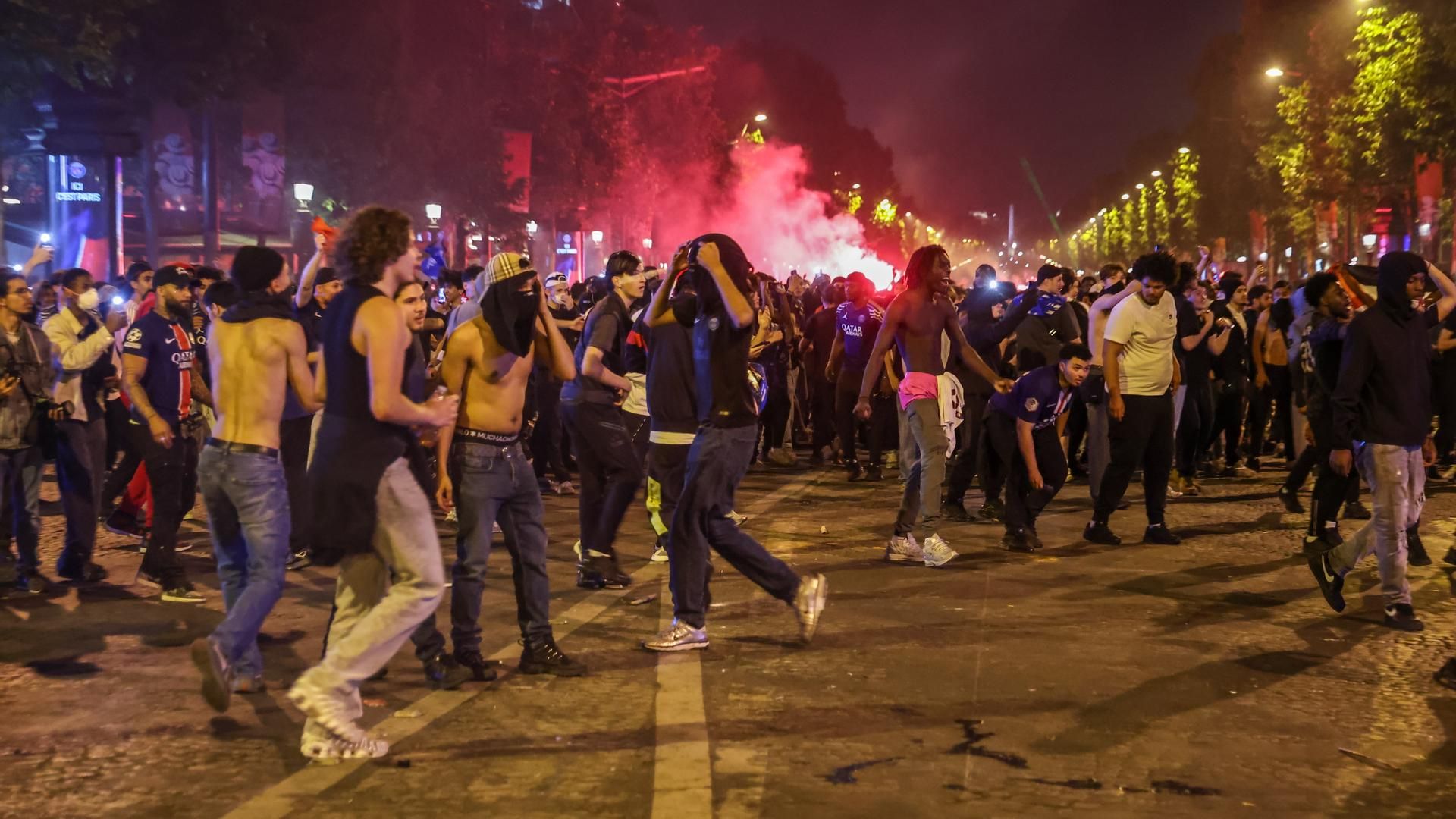 Disturbios y casi 300 detenidos en París tras la victoria del PSG en la final de la Champions Disturbios y casi 300 detenidos en París tras la victoria del PSG en la final de la Champions