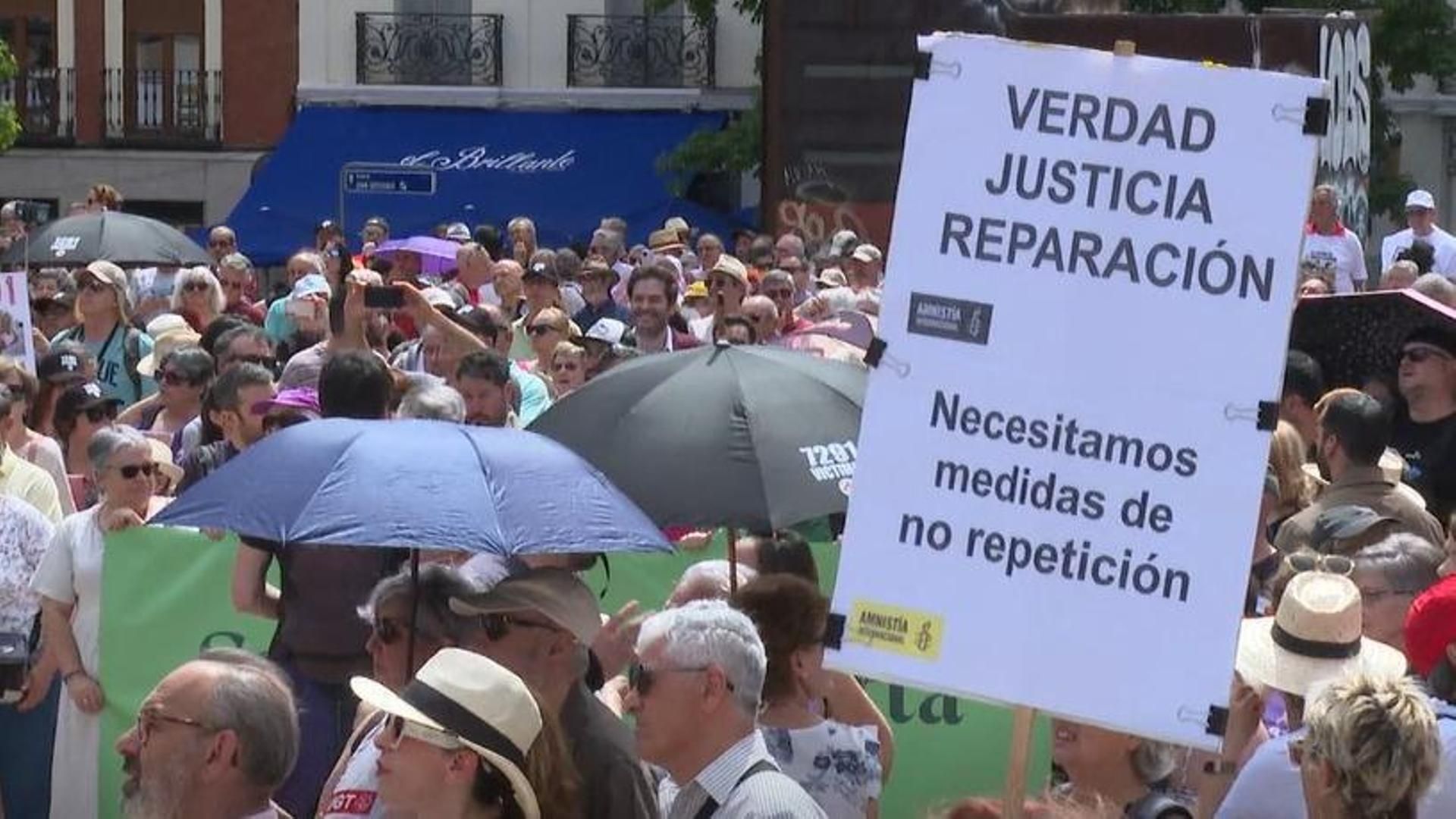 El homenaje de las asociaciones de víctimas de residencias a los fallecidos en pandemia