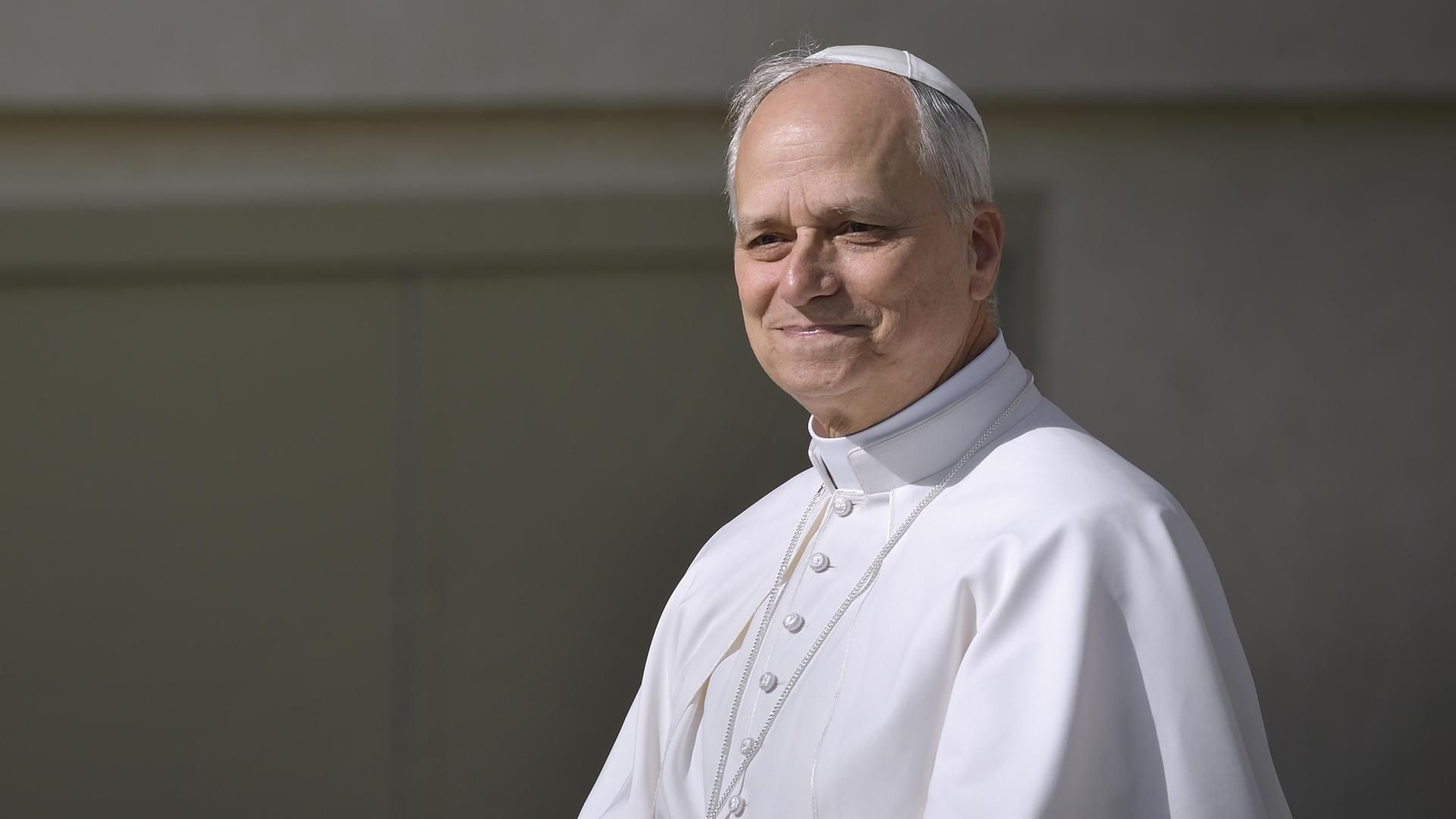 El papa León XIV recorre la plaza de San Pedro en papamóvil