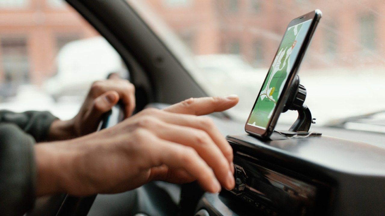 Está prohibido tocar el GPS mientras circulamos Está prohibido tocar el GPS mientras circulamos