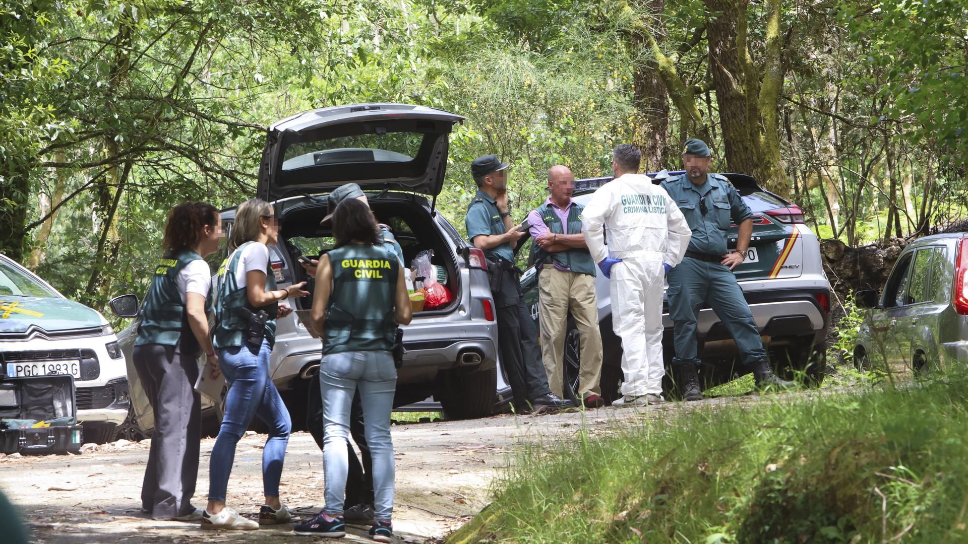 Hallan dos cadáveres dentro de un coche calcinado en Campo Lameiro, Pontevedra