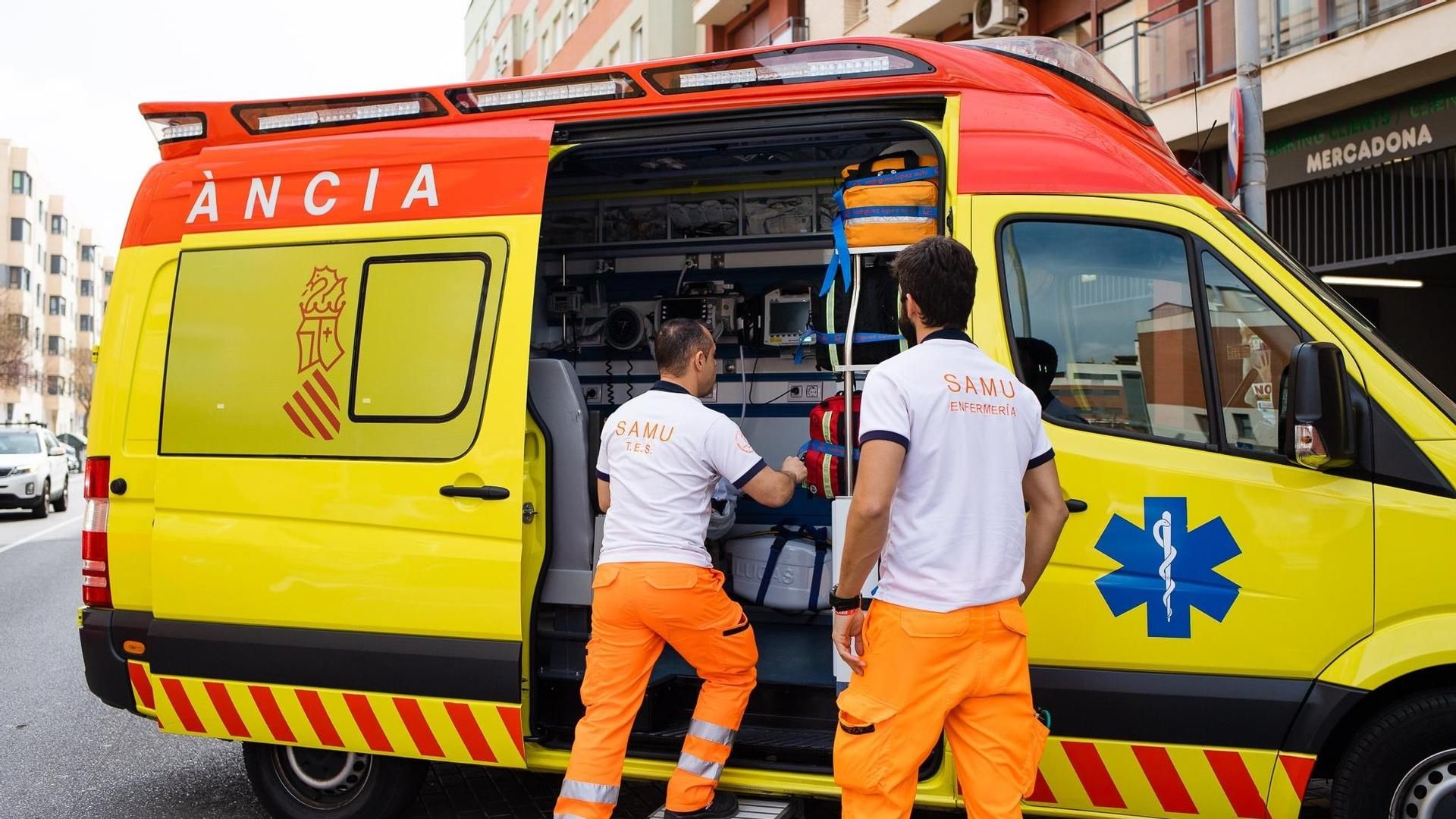 Imagen de archivo de técnicos sanitarios en una ambulancia de Valencia