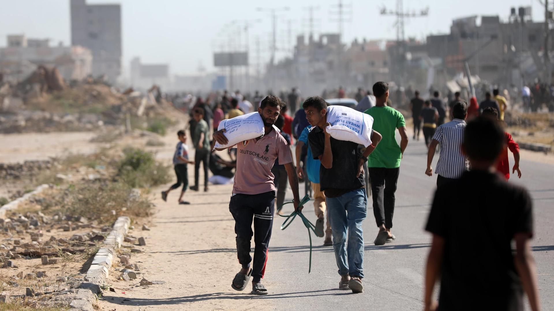 Israel ataca a un grupo de palestinos que se dirigían a un puesto de distribución de ayuda: hay 31 muertos y 200 heridos