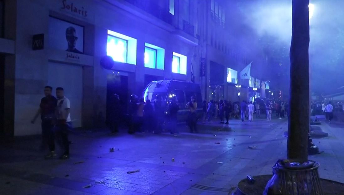 Las calles céntricas de París, repletas de objetos lanzados por los ultras