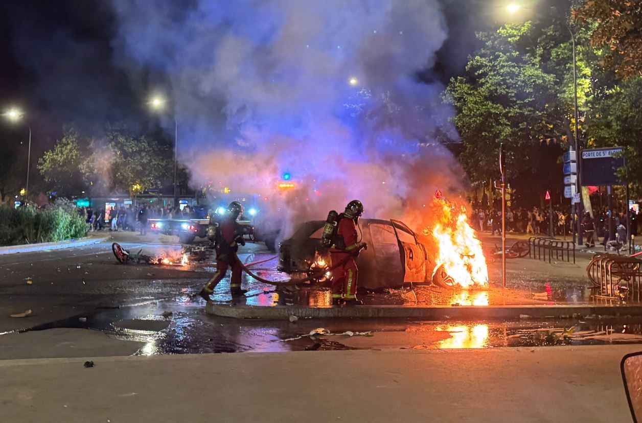 Los bomberos intentan apagar un coche en llamas