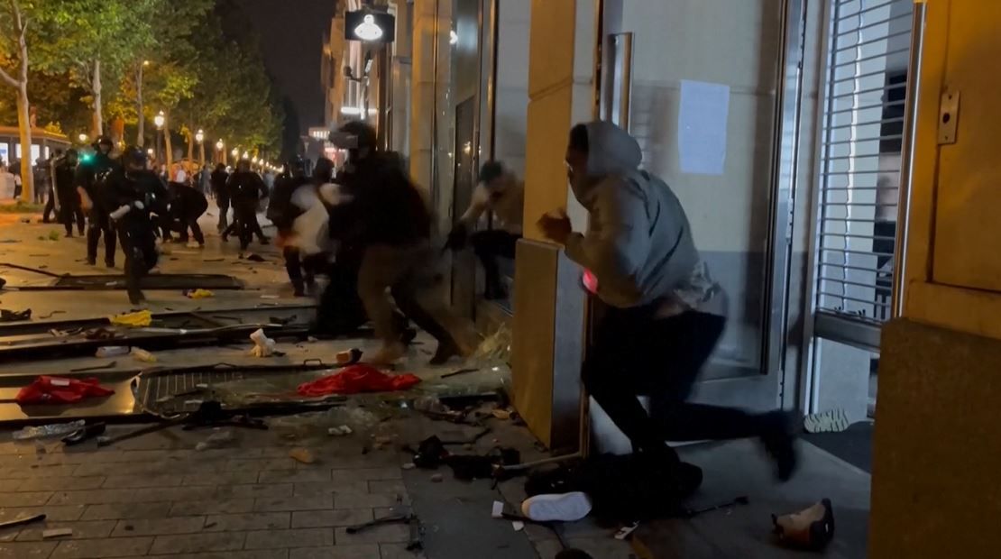 Los ciudadanos han aprovechado para saquear negocios en el centro de la capital francesa