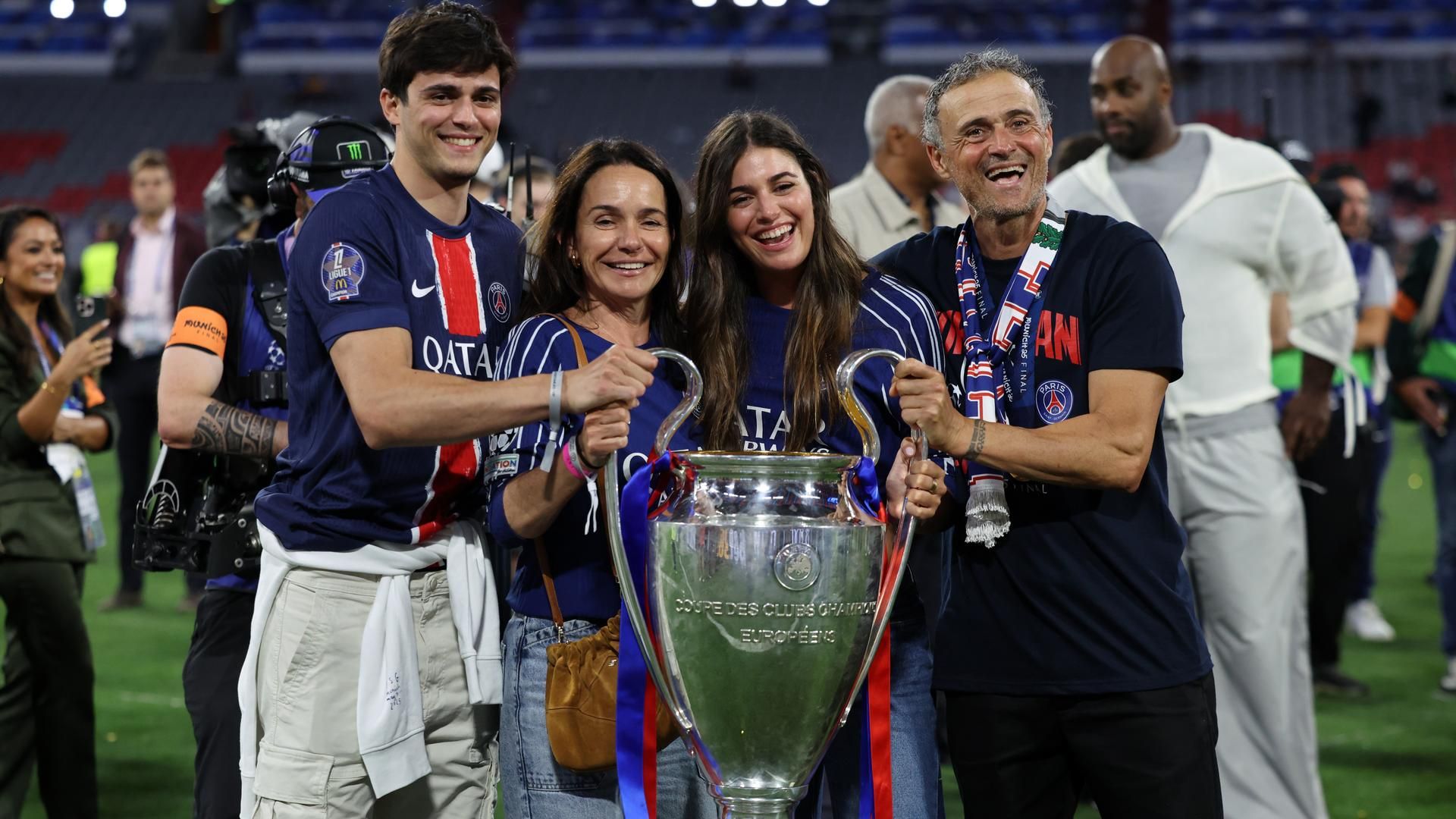Luis Enrique con su familia tras ganar su segunda Champions