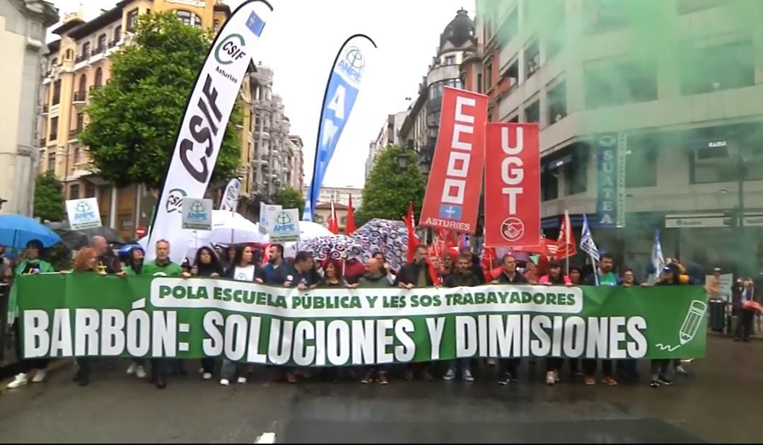 Miles de personas apoyan las reivindicaciones del profesorado en las calles de Oviedo