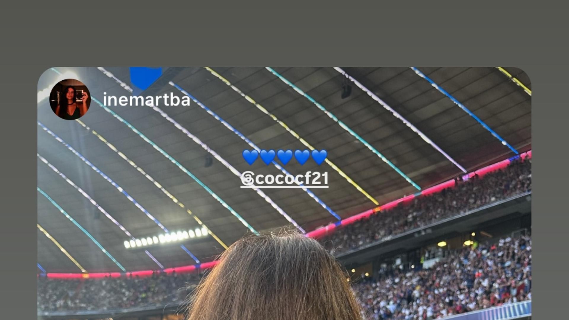 Sira Martínez muestra el gesto de su familia con Xana