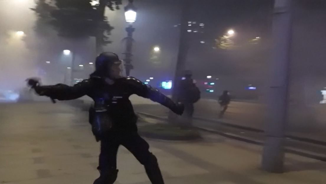 Un agente responde al comportamiento violento de los hinchas