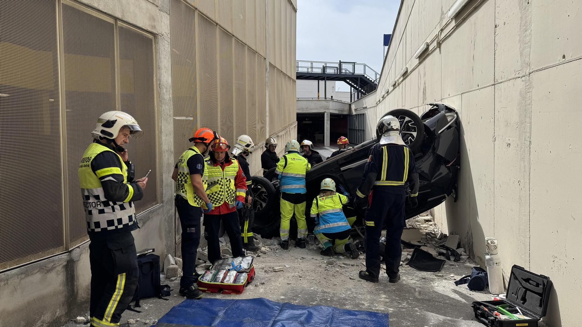 Una mujer queda atrapada en su vehículo tras caer desde 8 metros en un centro comercial de Majadahonda, Madrid