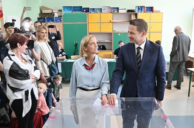 Victoria ajustada de Trzaskowski en las presidenciales de Polonia, según sondeos a pie de urna