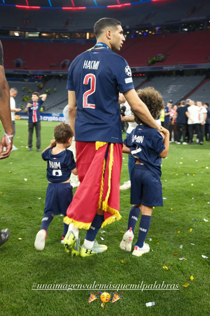 Achraf celebra su victoria en la Champions con sus dos hijos